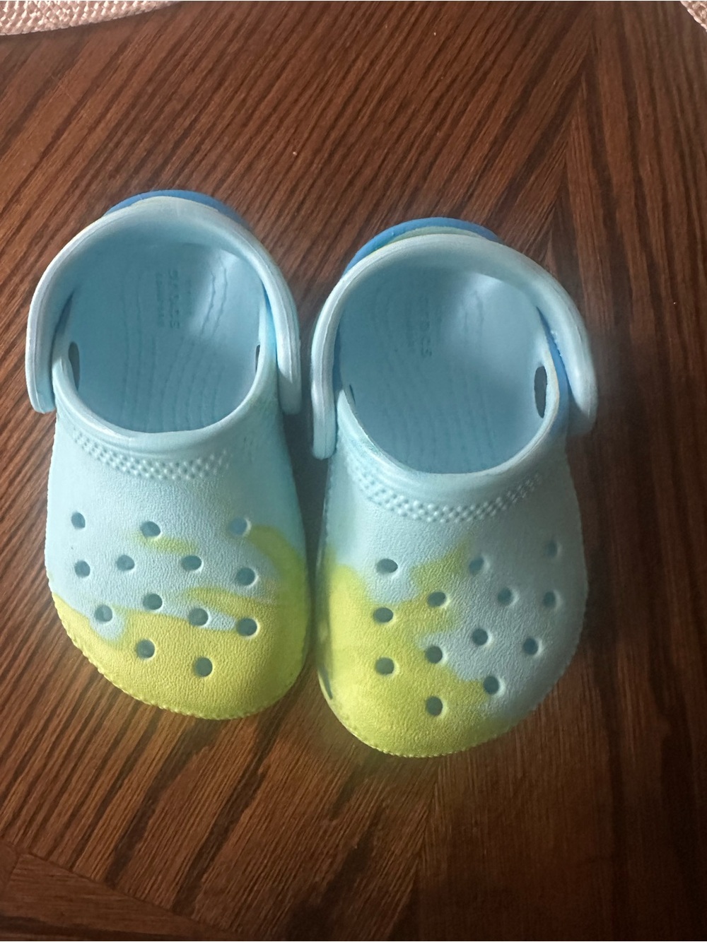 Crocs CLASSIC OMBRE Toddler Size C4 Summer Lightweight Clogs Arctic/Multi Blue